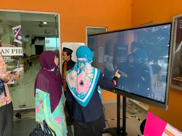 Interactive Smartboard for Digital Learning Course