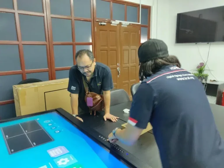 Interactive smartboard arvia israk solution