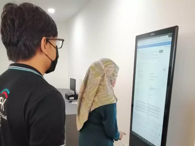Touchscreen Floor standing kiosk arvia israk solution