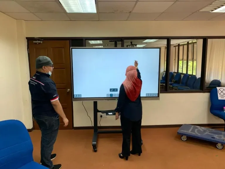 Interactive smartboard arvia israk solution