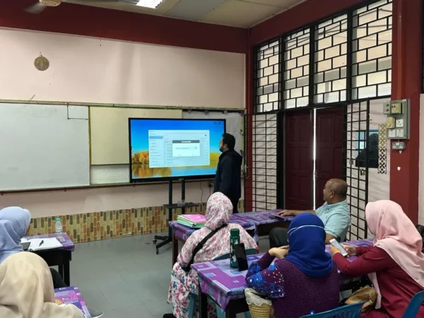 Wakaf Penang Enhances Digital Learning with Smartboard Donation to SMK Dato’ Onn