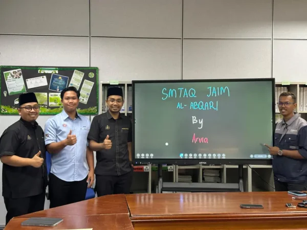 SMTAQ JAIM Al-Abqari Modernizes Education Through Smartboard Technology