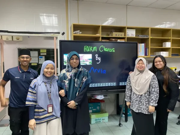 Smartboard Enhances Cancer Research Education at HUKM