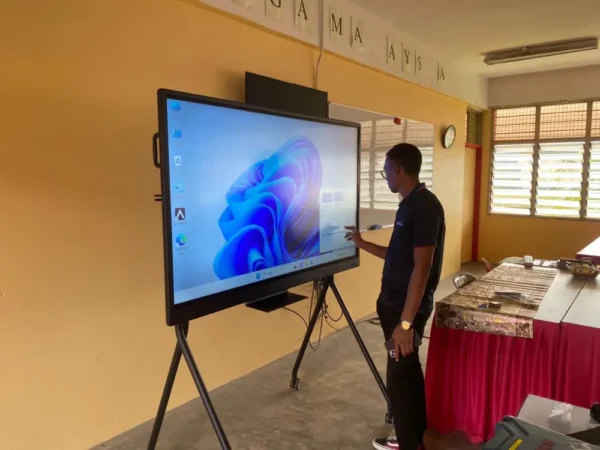 Smartboard Integration Enhances Learning at SMK Gelang Patah