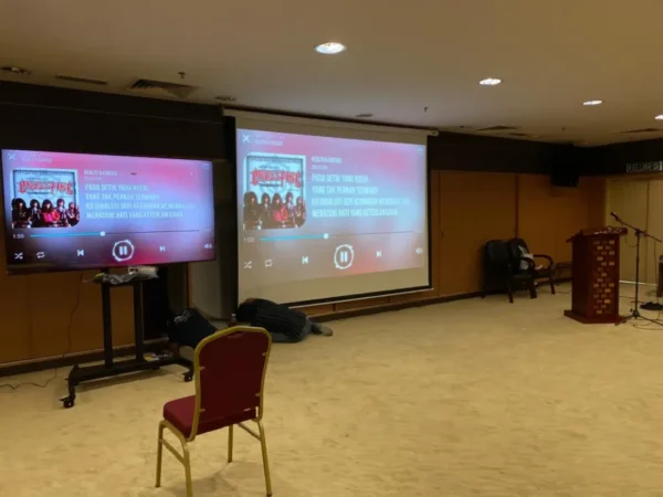 Smartboard-Powered SmartClassroom at UniSHAMS