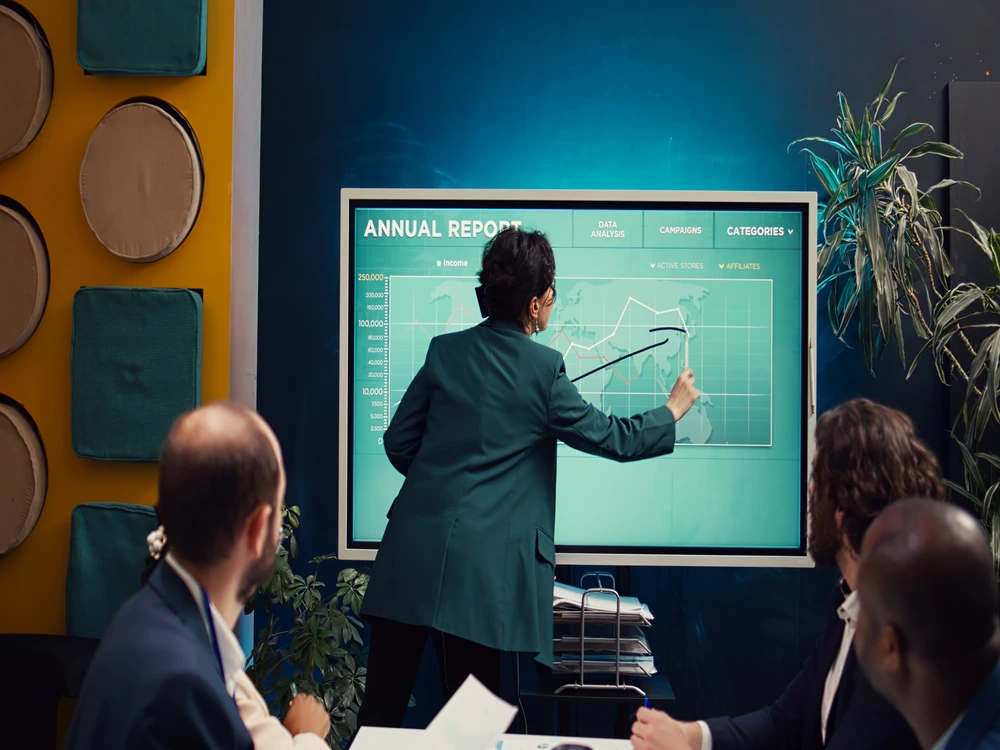 Revolutionizing-Learning-and-Collaboration-with-Interactive-Smartboard-Technology