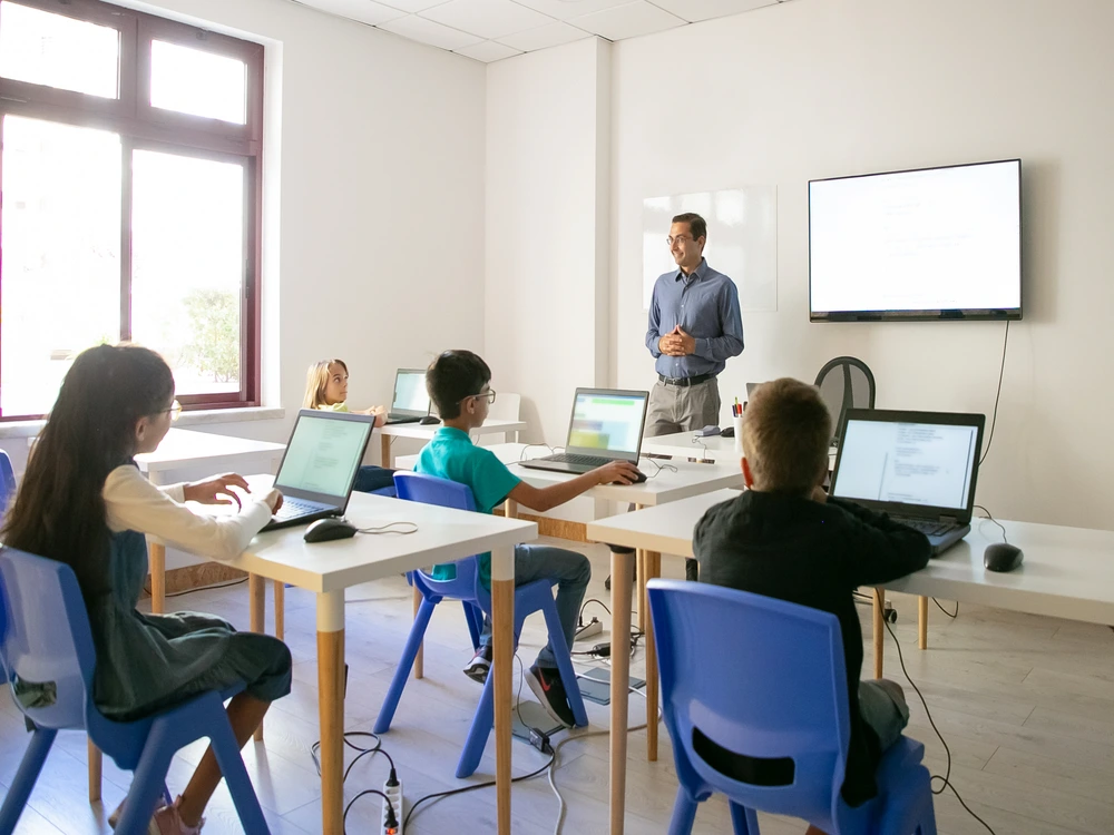Transforming-Education-How-Smartboards-Power-the-Future-of-Smart-Classrooms