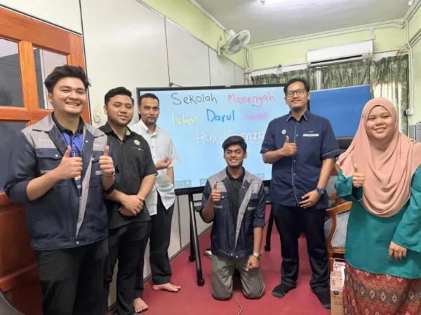 Tajdid Donates Interactive Smartboard to Sekolah Kuala Berang