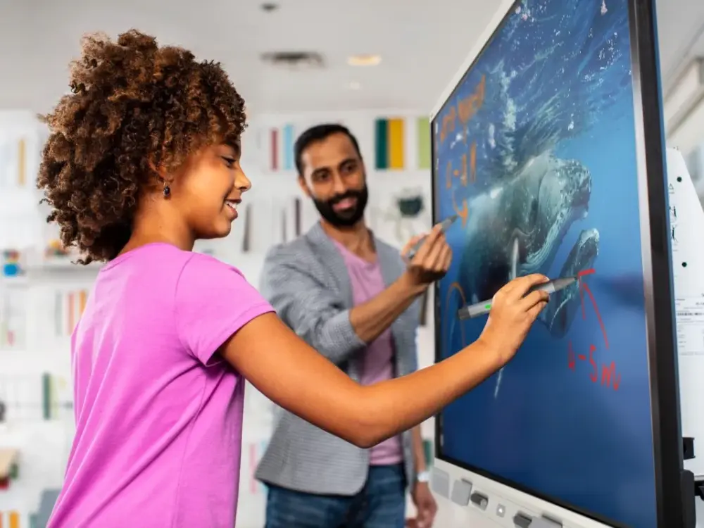 Interactive-Smartboard-Transforming-Collaboration-and-Learning