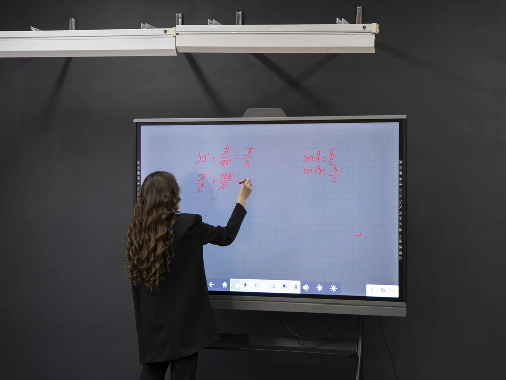 Revolutionizing-Learning-and-Collaboration-with-Interactive-Smartboard-Technology