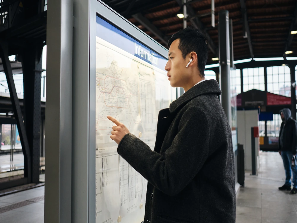 Smartboard Meets Digital Signage: A New Era of Interactive Visual Communication