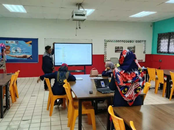 SK Puchong Transforms Classrooms with Arvia Smartboard Technology