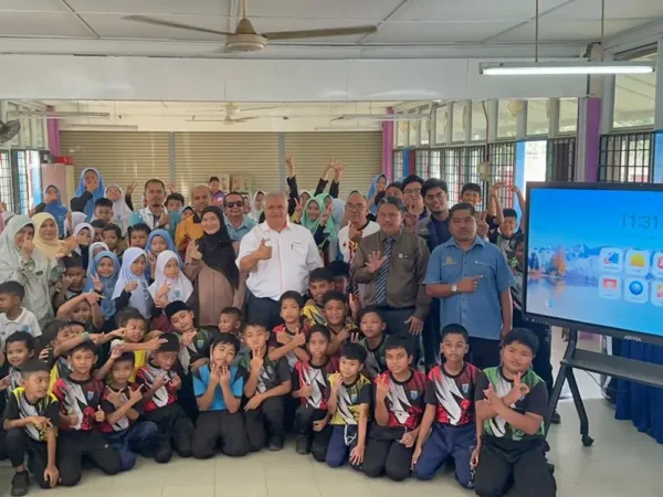 AI Smartboard Transforms Learning at SK Tanah Melintang – Arvia ARV600-65
