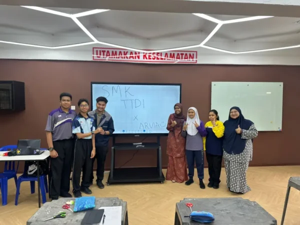 AI Smartboard Installation at SMK TTDI | Arvia Solutions & Zizi Phamix