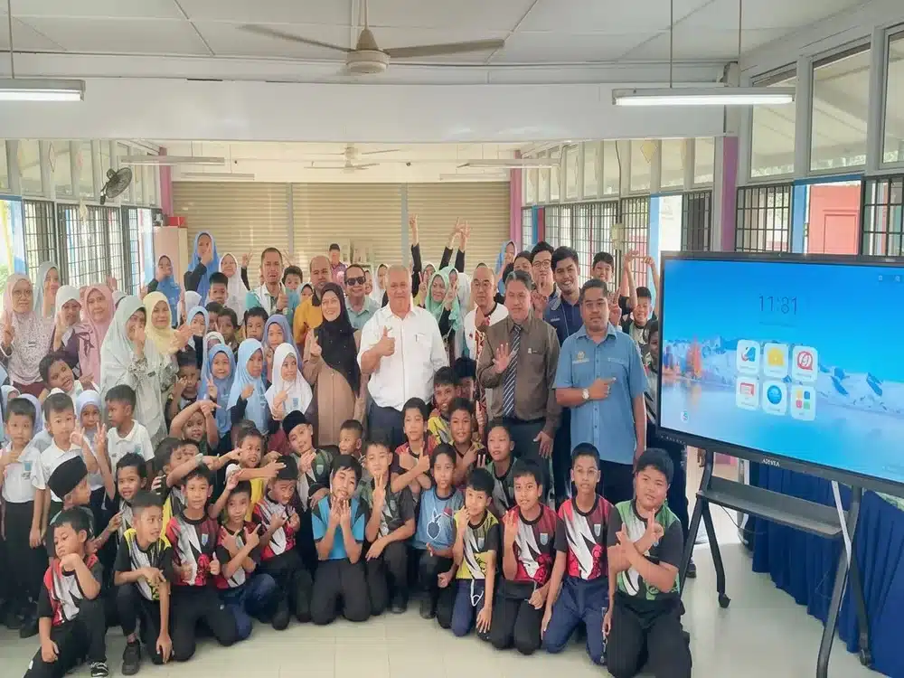 Advantages of SK Tanah Melintang Purchasing 8 Units of AI Smartboard