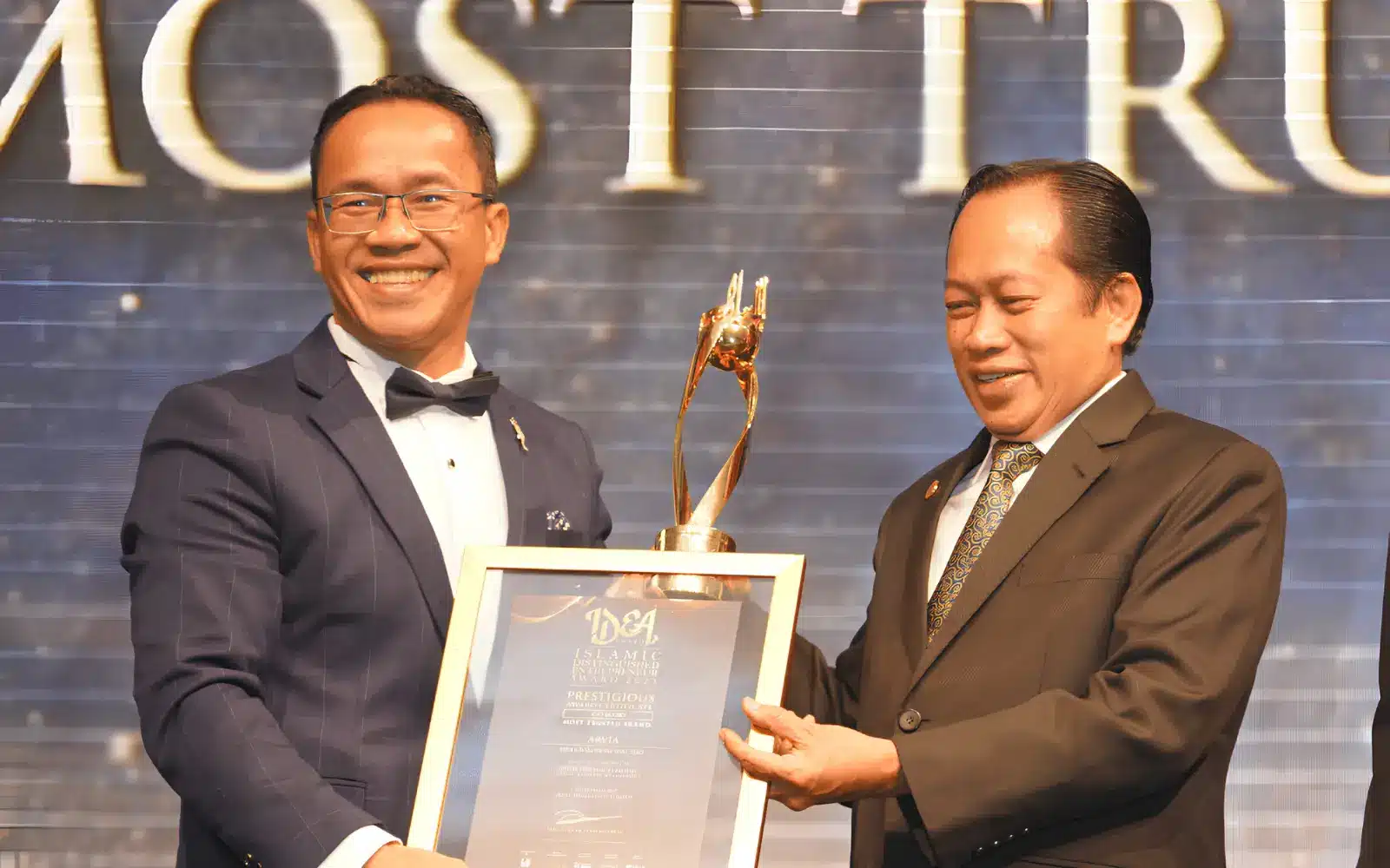 Arvia Solutions receiving IDEA Award recognition for innovation and design excellence in Smart AV solutions