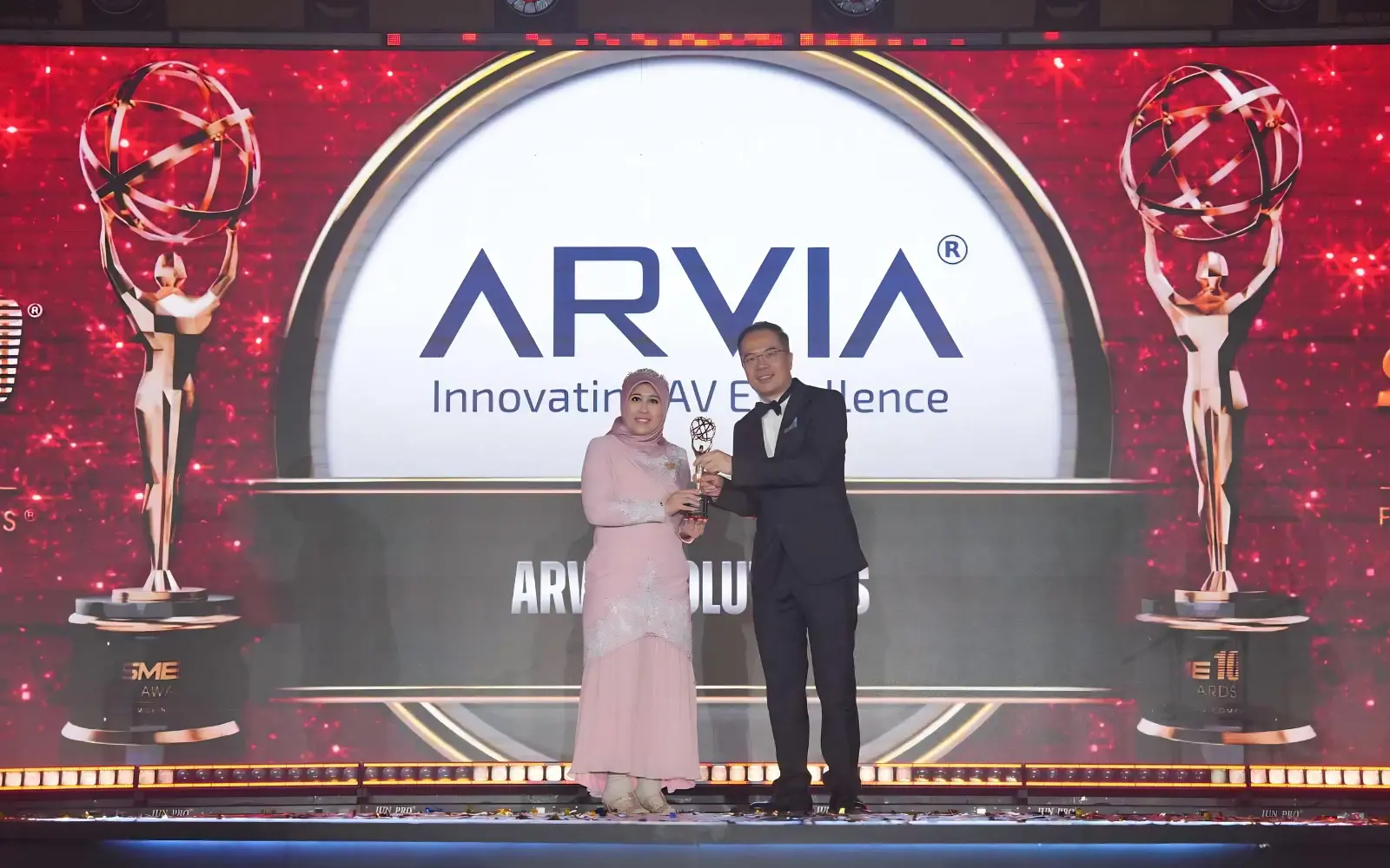 Arvia Solutions receiving SME100 Awards 2025 recognition as Fast Moving Company in Malaysia