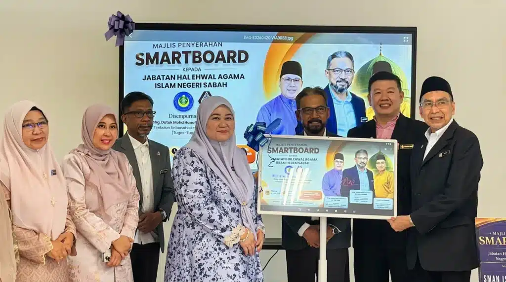 Arvia Solutions ai Smartboard handover ceremony at Dewan Institut Tahfiz Al-Quran Negeri Sabah ITQAS with JHEAINS and Yayasan Bumiputra Sabah