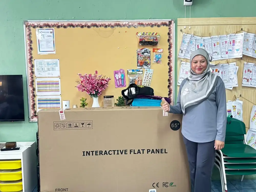 Arvia ARV600 AI Smartboard delivered to SK Pulau Meranti primary school classroom in Malaysia