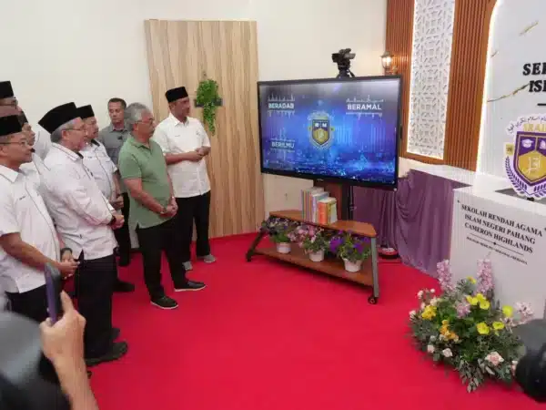 Sultan Pahang Launches SRAIN Cameron Highlands with Digital Signing on Arvia AI Smartboard