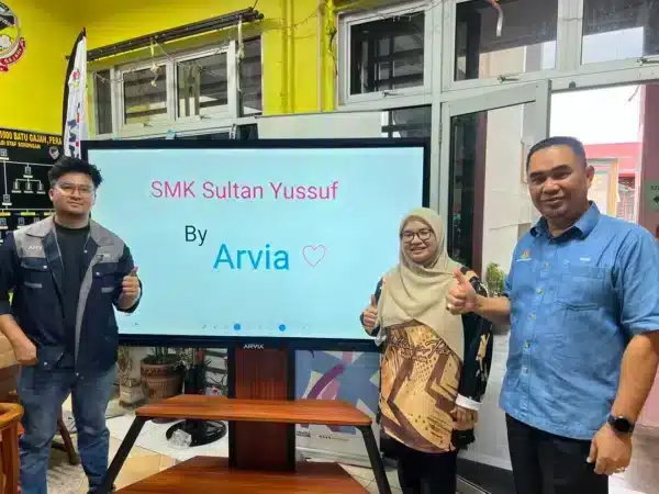 Batu Gajah MP Donates ARVIA Smartboards to Transform Learning at SMK Sultan Yussuf