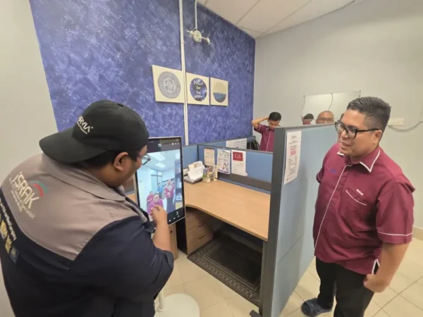 FlipTouch 24 Inch Display: How ILP Pasir Gudang Uses a Portable Touchscreen with Built-In Camera