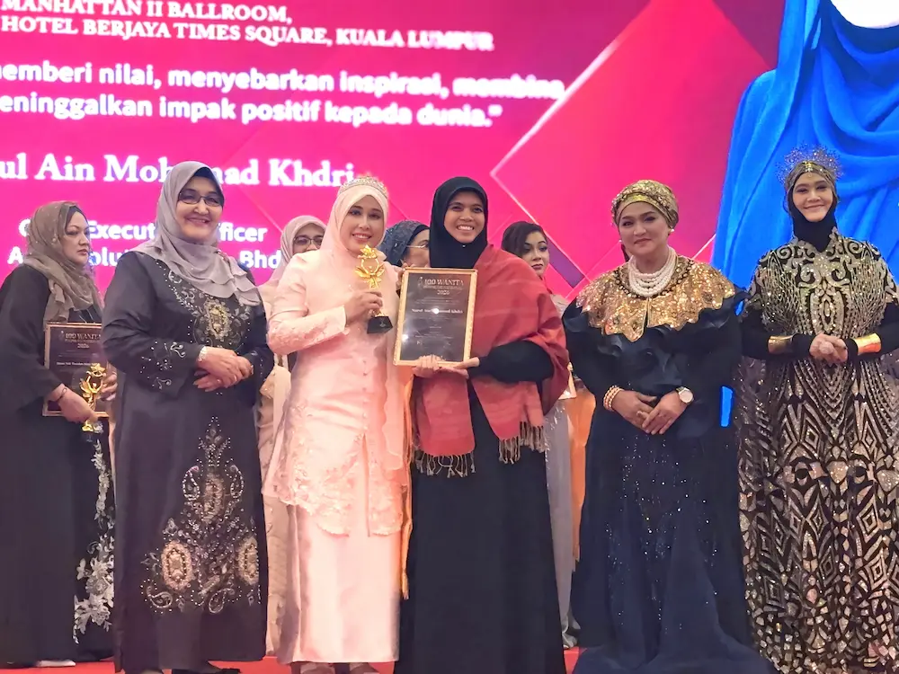 Nurul Ain Mohamad Khdri, CEO ARVIA Solutions, menerima Anugerah 100 Wanita Inspirasi Nasional 2026