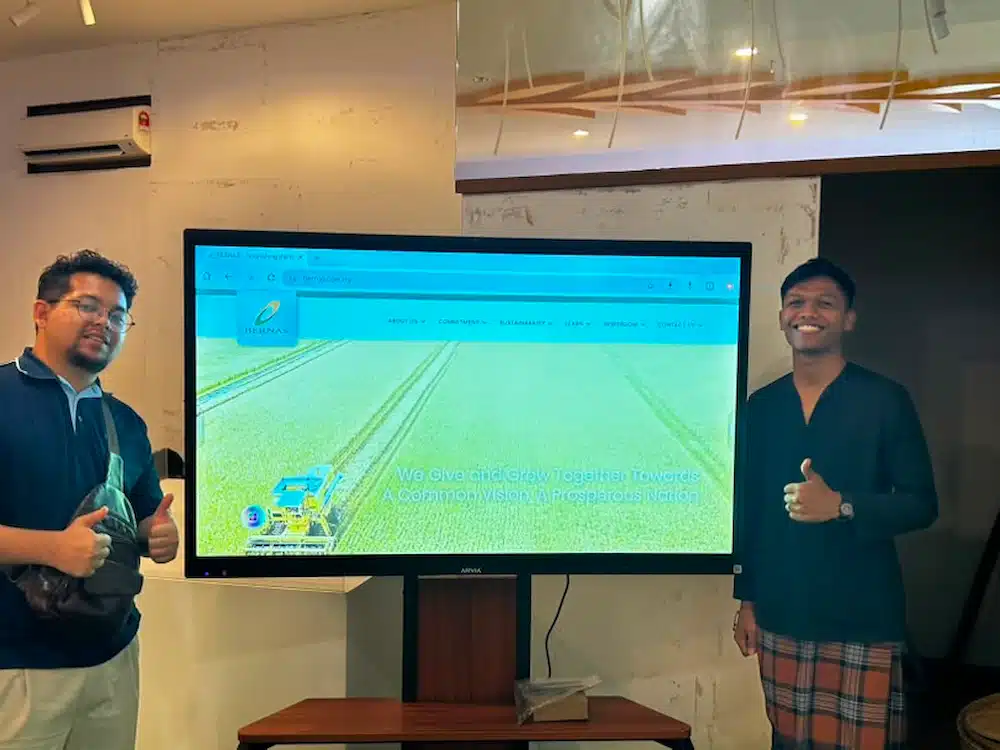 Smartboard AI Arvia BERNAS team with the 65-inch smart meeting room unit