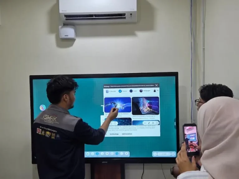 Smartboard AI Arvia Uji Teguh drag and drop image directly from Google to the board