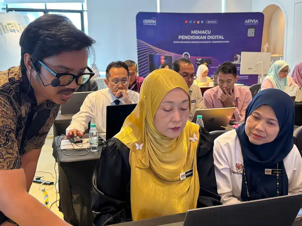 Team Arvia with Penolong Kanan Pentadbiran participants at AI Training Arvia JPWPP Putrajaya