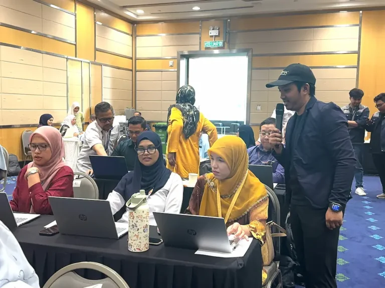 AI Training Arvia SSTP coach Najmi memerhatikan hasil kerja pendidik