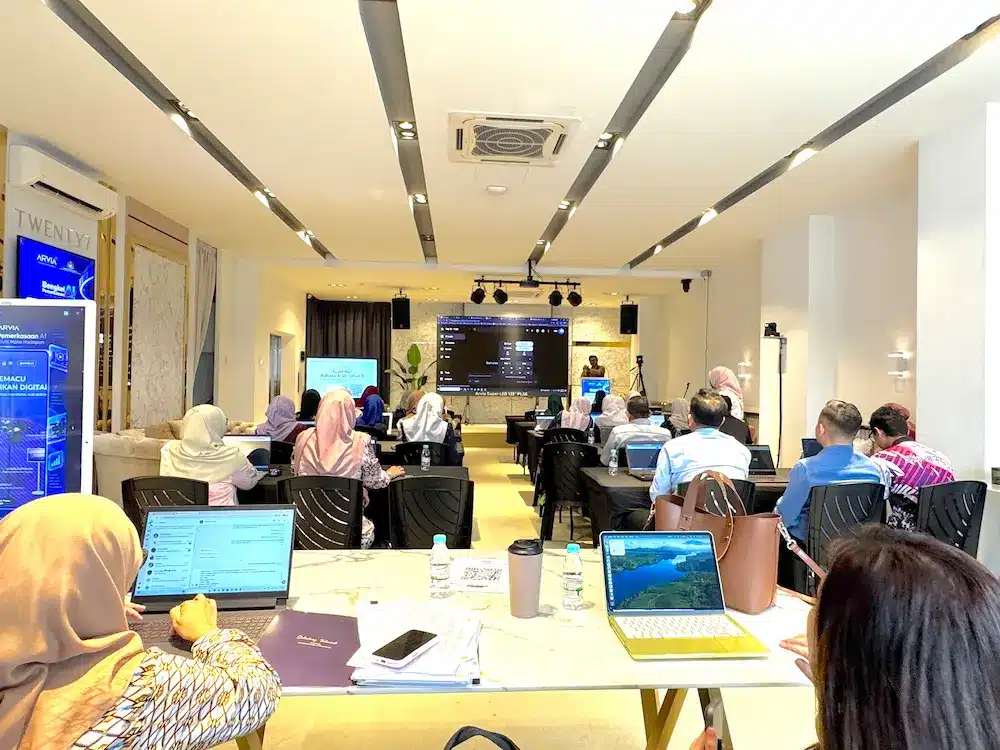 Team Arvia teaching AI video and 3D modeling at AI 3D Training Arvia Putrajaya for TVET Putrajaya teachers