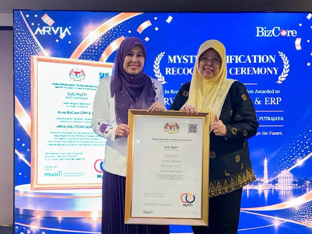 Arvia CEO Puan Ain and Naib Presiden Peniagawati Dr Latifah Ghazali holding the Bizcore ERP MYSTI Certification
