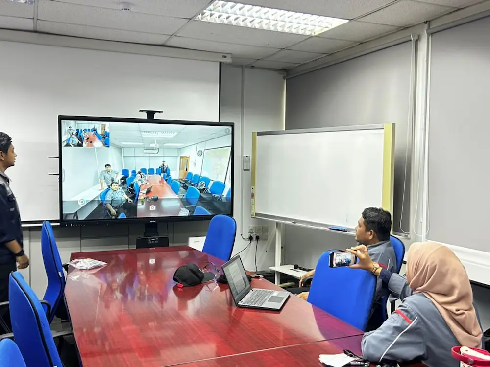 Built-in camera with AI auto tracking voice on Smartboard AI Arvia JTEKT Automotive for hybrid meetings