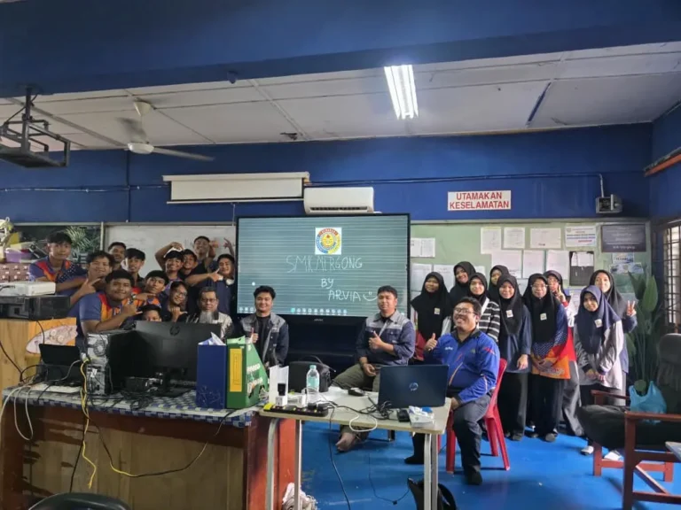 Team Arvia with teachers and students at SMK Mergong, Alor Star, Kedah