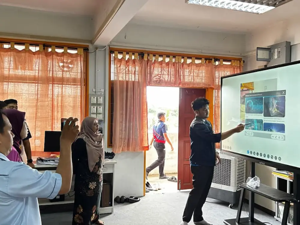 Team Arvia demonstrating Smartboard AI Arvia SMK Syed Mohamed Al Bukhary drag and drop image search from Google on the Arvia Board