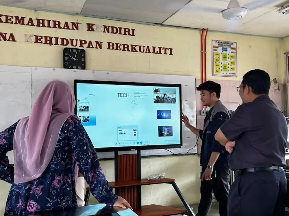 Team Arvia demonstrating OCR and drag and drop image search on Smartboard AI Arvia SMK Tunku Abdul Malik Arvia Board