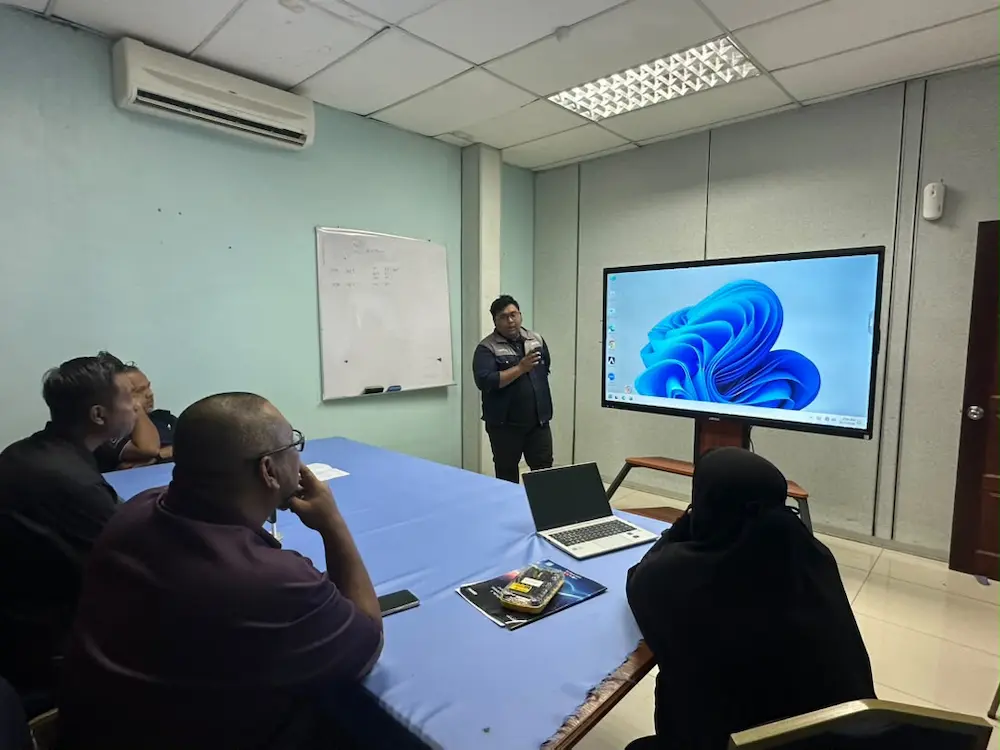 Team Arvia demonstrating Windows and Android on Smartboard AI Arvia Kedah at BERNAS Jitra