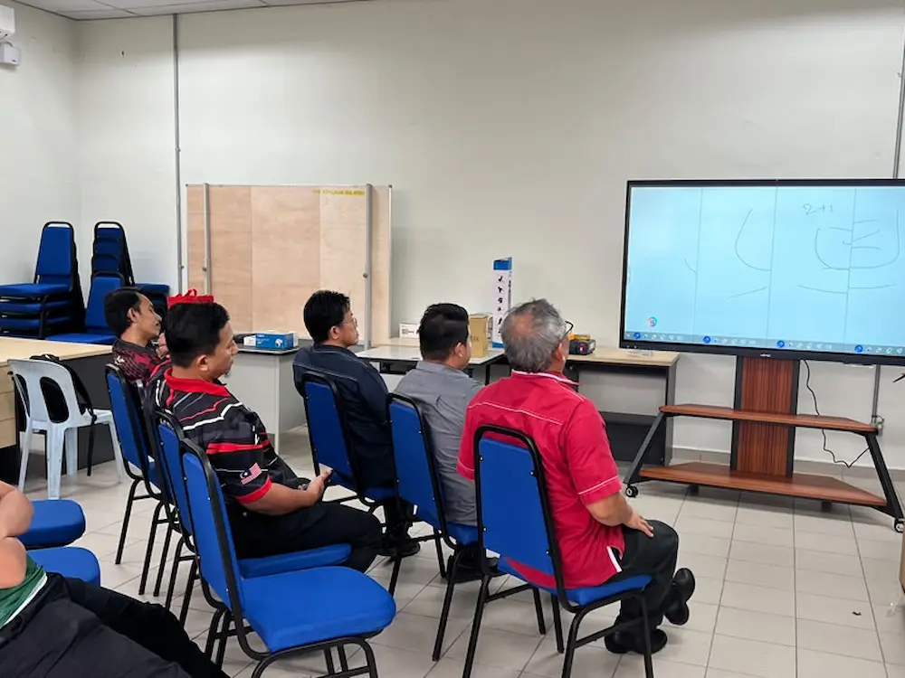 Arvia explaining split screen on Smartboard AI Arvia KV Tanjung Puteri for student presentations
