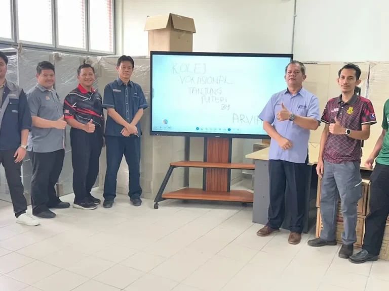 Arvia team with Kolej Vokasional Tanjung Puteri staff after Smartboard AI Arvia installation