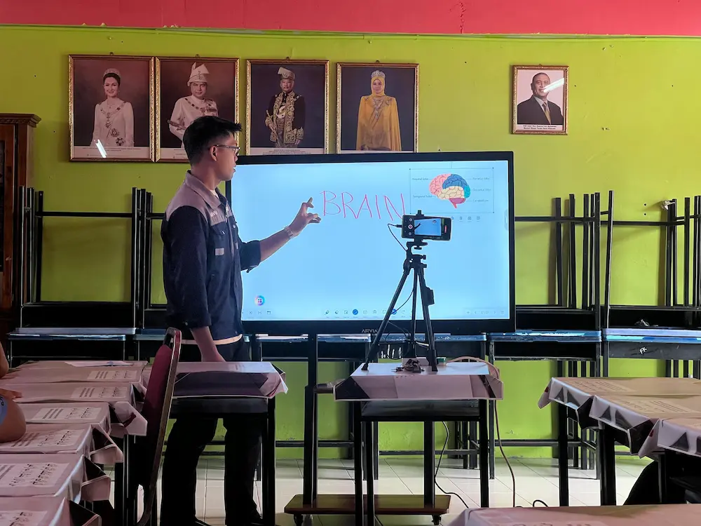 AI assistant feature on Smartboard AI Arvia Maahad Al Islah supporting religious studies lessons