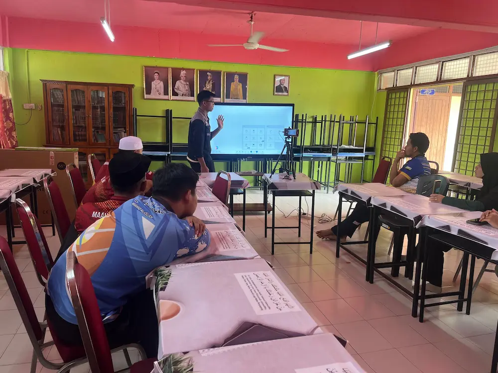 Arvia Board Arabic handwriting feature on Smartboard AI Arvia Maahad Al Islah for Islamic studies