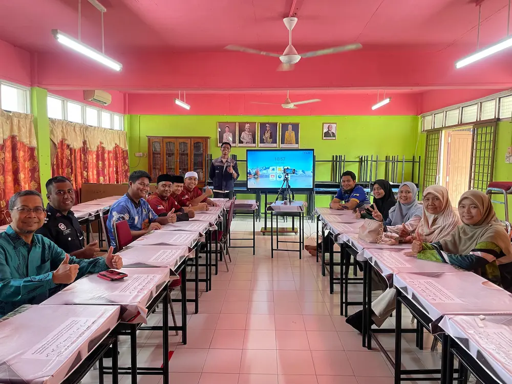 Smartboard AI Arvia Maahad Al Islah Upgrade for Religious Studies and Meetings