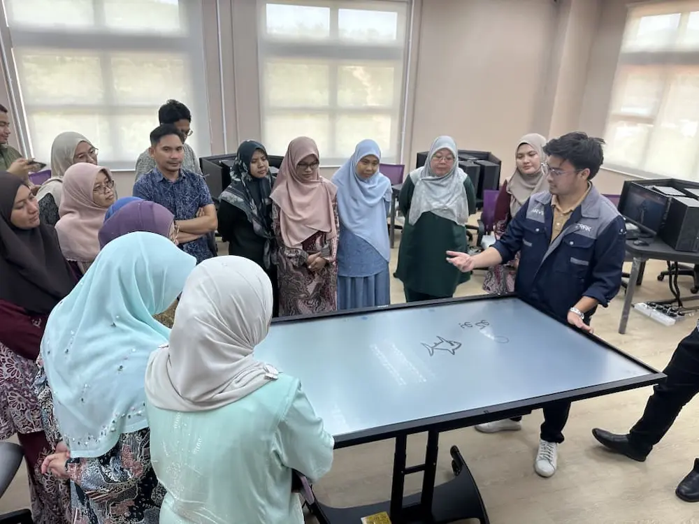 Smartboard AI Arvia USIM demonstration showing the display adjusted into smart table mode