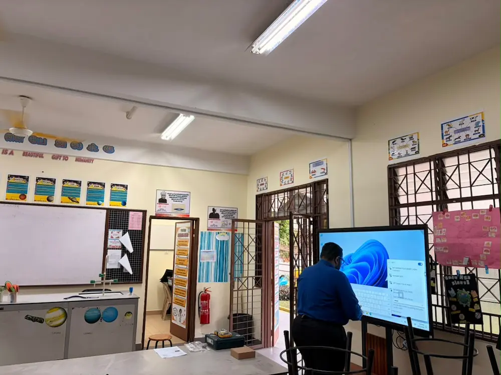 Teacher testing multi-device screen sharing on Smartboard Arvia at SJK(T) Kangkar Pulai for PdP lessons