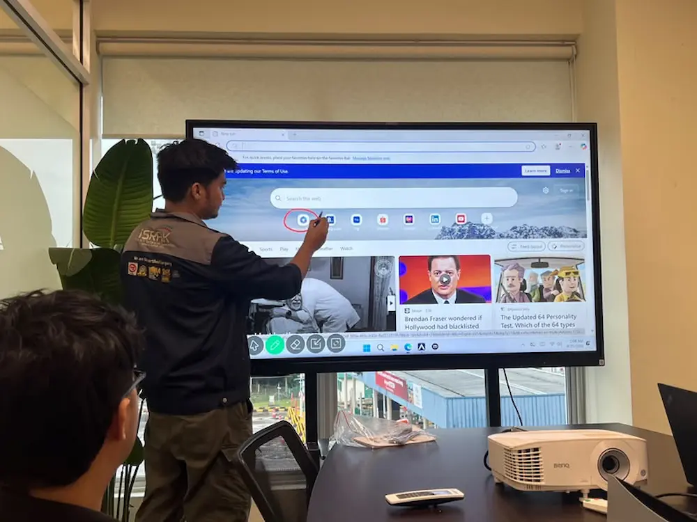 Team Arvia annotating directly on Smartboard Arvia Vesstech Synergy Bangi