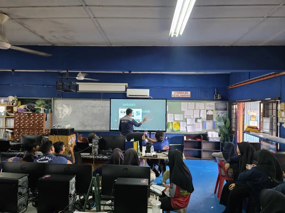 Team Arvia demonstrating Smartboard AI Arvia SMK Mergong Kedah drag and drop image search from Google on the Arvia Board