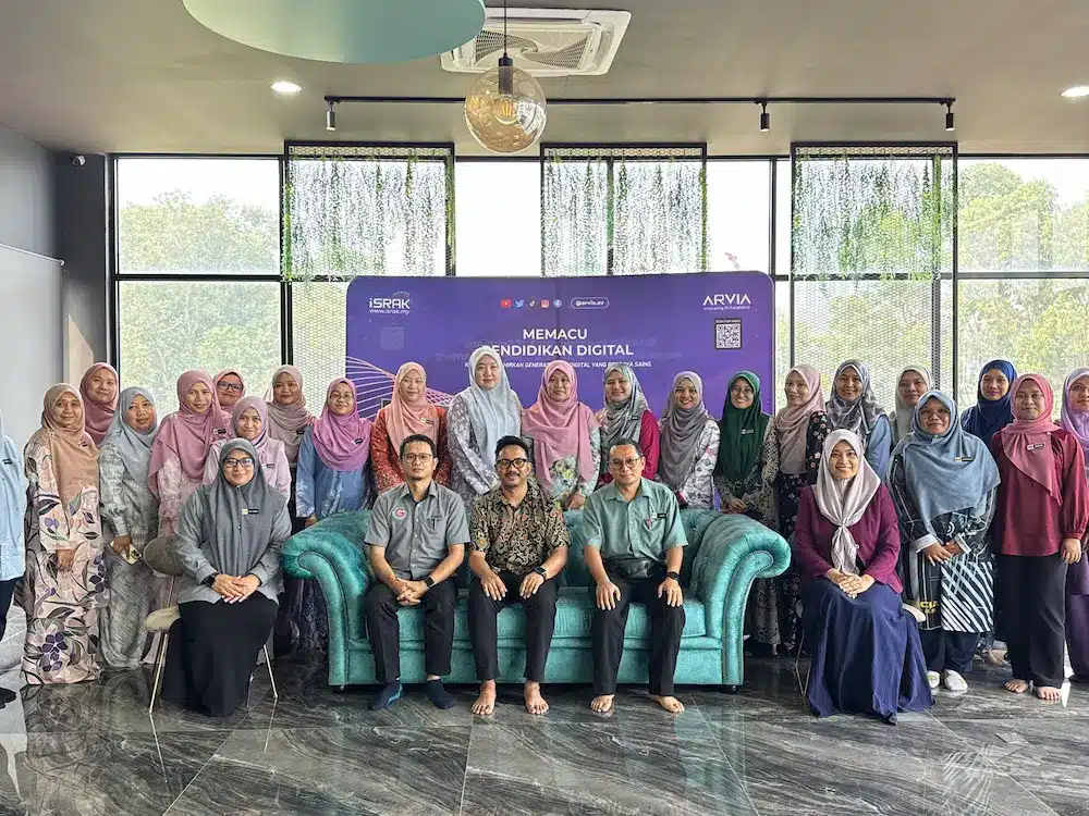 Arvia trainers with 26 Putrajaya teachers after the Claude AI training for teachers session