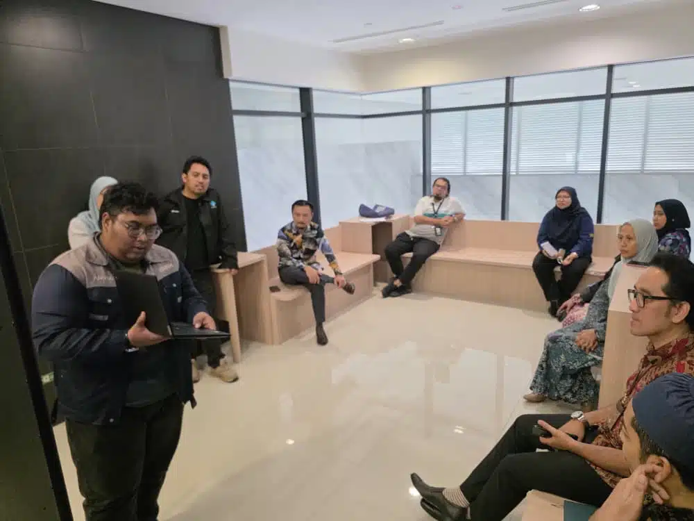 Arvia team teach JKR Putrajaya staff how to use Arvia Touchscreen Kiosk JKR Putrajaya