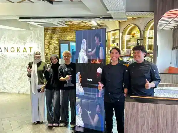 Changkat Cafe’s New Secret Weapon? A Video-Playing LED Poster!